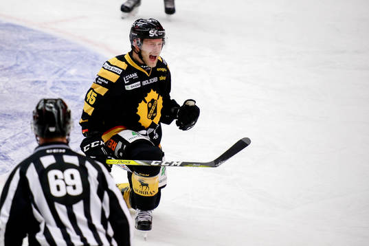 Skellefteås Oscar Möller jublar