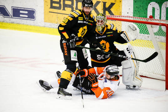 Skellefteås Johan Alm och målvakt Gustaf Lindvall