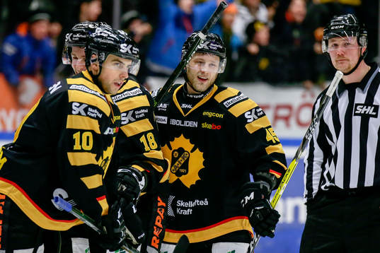 Skellefteås Oscar Möller och Joakim Lindström jublar