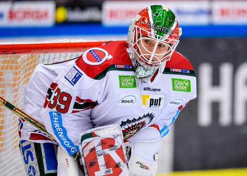 Frölundas målvakt Dan Bakala på uppvärmningen