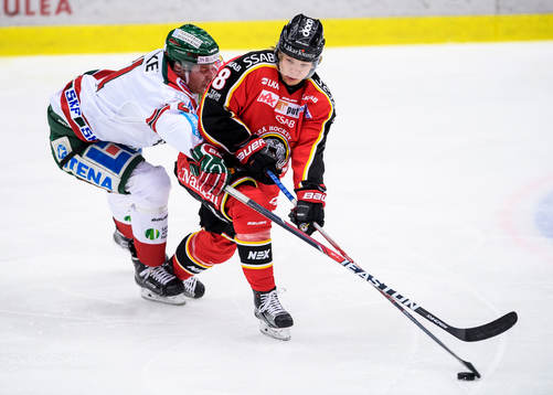 Luleås Kim Johansson jagas av Frölundas Christoffer Ehn