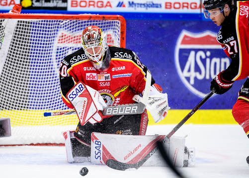 Luleås målvakt Filip Gustavsson räddar ett skott