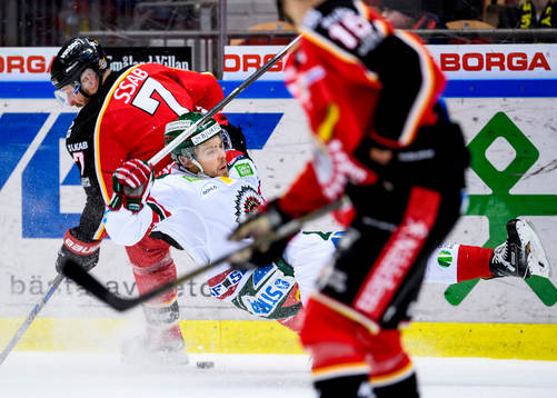Luleås Jan Sandström tacklar Frölundas Mats Rosseli Olsen