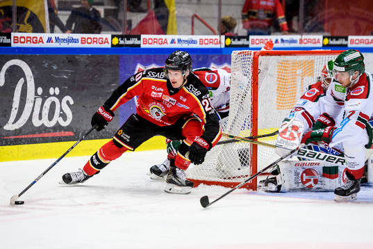 Luleås Gustav Rydahl med pucken