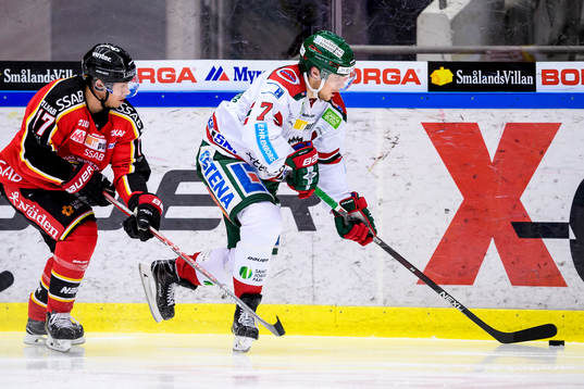 Frölundas Henrik Tömmernes med pucken