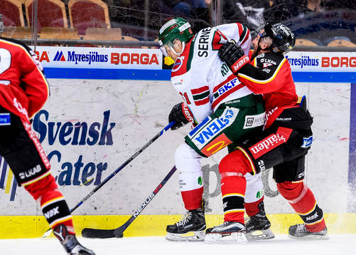 Frölundas Mats Rosseli Olsen skickar en armbåge i Luleås