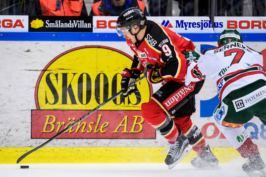 Luleås Johan Forsberg går förbi Frölundas Henrik