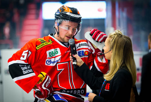Örebros Gustaf Franzen blir intervjuad i pausen