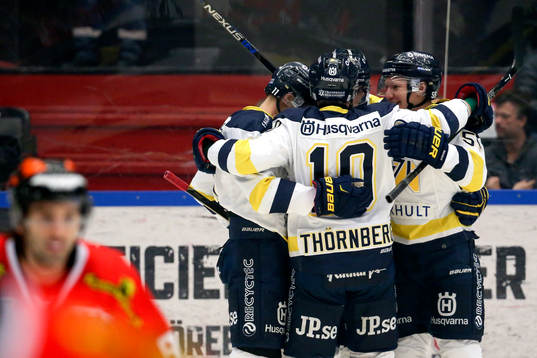 s Erik Christensen jublar med lagkamrater