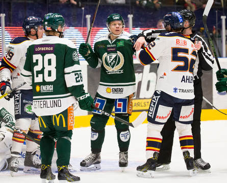 Färjestads Andreas Jämtin gruffar med Djurgårdens