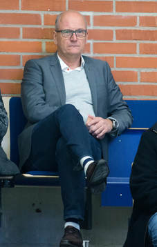 Domarbas Peter Andersson sitter på läktaren och bevakar