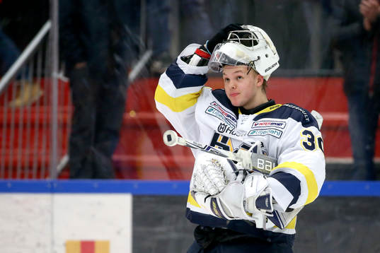 s målvakt Linus Söderström jublar