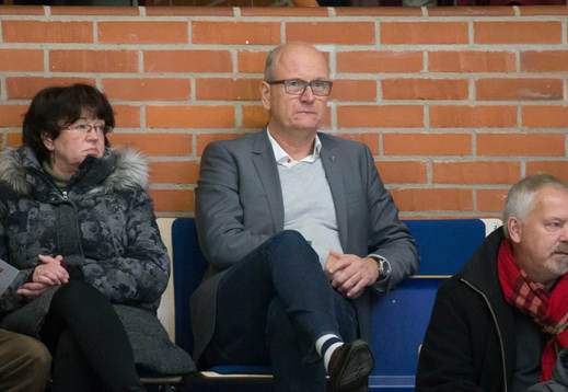 Domarbas Peter Andersson sitter på läktaren och bevakar