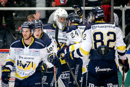 s målvakt Linus Söderström jublar