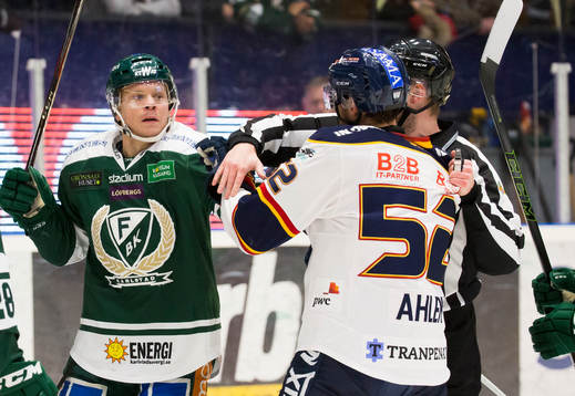 Färjestads Andreas Jämtin gruffar med Djurgårdens