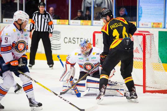 Brynäs Daniel Paille styr in skott från Jacob Blomqvist