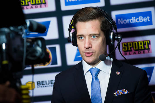 Växjös tränare Sam Hallam blir intervjuad av cmore