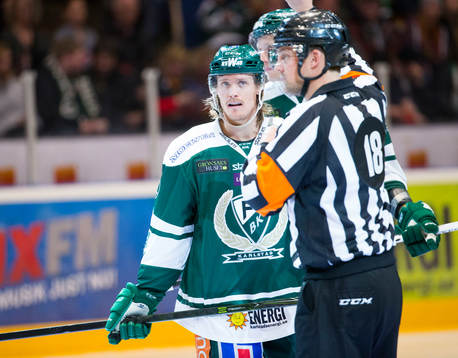 Färjestads Magnus Nygren pratar med Domare Mikael Nord