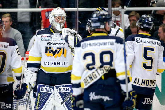 s målvakt Linus Söderström jublar