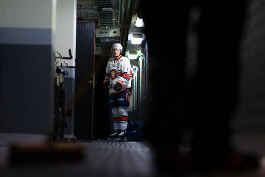 Växjös Linus Högberg före ishockeymatchen i SHL mellan
