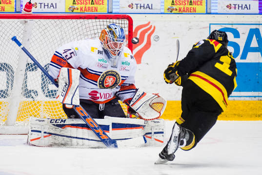 Brynäs Kevin Clark missar straff mot Växjös målvakt
