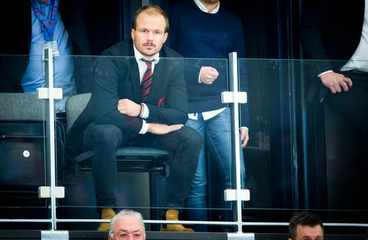 Örebros skadade Johan Wiklander ser matchen från läktaren