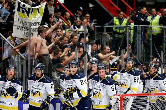 s spelare jublar med fansen