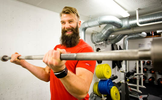 Örebros materialare Emil Kåberg kör på gymmet innan