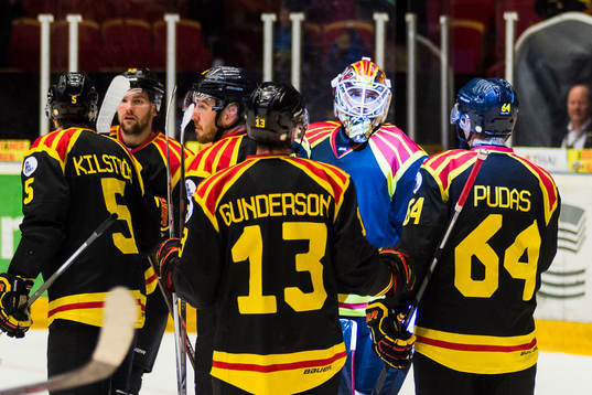 Brynäs målvakt Felix Sandström jublar
