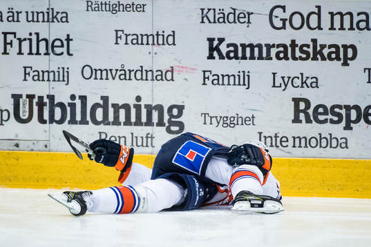 Spelare stretchar före ishockeymatchen i SHL mellan