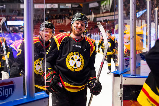 Brynäs Pathrik Westerholm och Marc Zanetti jublar