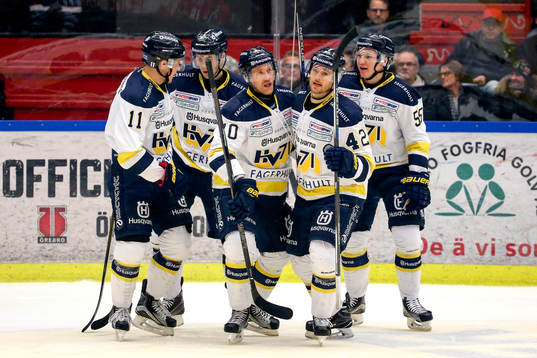 s Erik Christensen jublar med lagkamrater