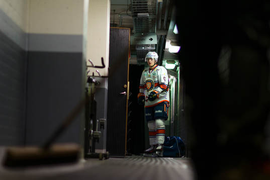 Växjös Linus Högberg  före ishockeymatchen i SHL mellan