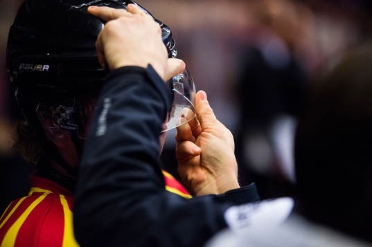 Brynäs Ponthus Westerholm får hjälp med sitt visir