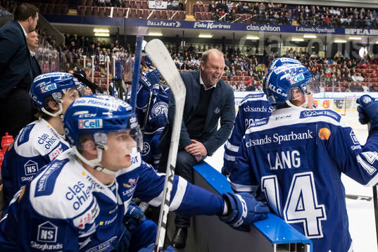 Leksands tränare Per-Erik Johnsson  i ishockeymatchen i