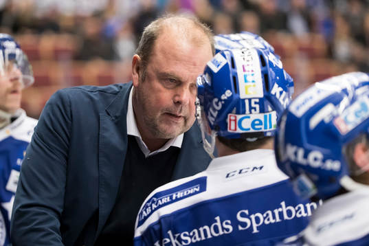 Leksands tränare Per-Erik Johnsson  i ishockeymatchen i
