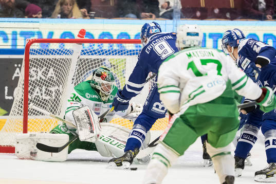 Chans för Leksands Lukas Ericsson framför Rögles