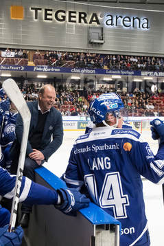 Leksands tränare Per-Erik Johnsson  i ishockeymatchen i