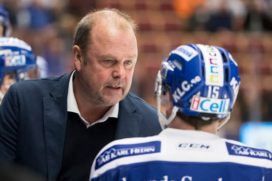 Leksands tränare Per-Erik Johnsson  i ishockeymatchen i