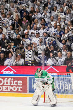 Rögles målvakt Oscar Dansk deppar i ishockeymatchen i SHL