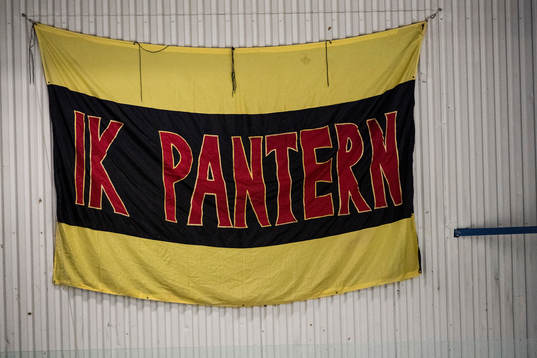 En flagga där det står IK Pantern