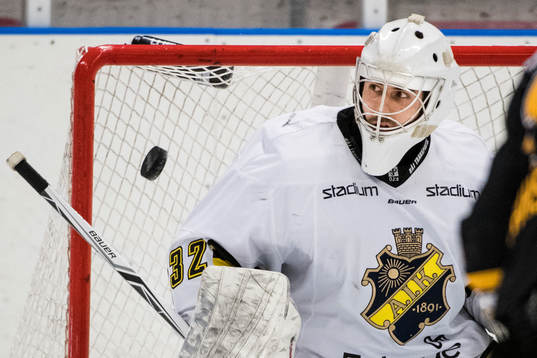 s målvakt Gasper Kroselj
