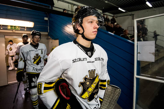 s Jesper Bratt gör entré