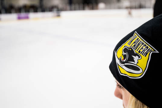 Panterns klubbmärke som emblem på en mössa