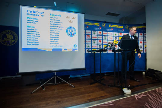 Förbundskapten Rikard Grönborg presenterar truppen till