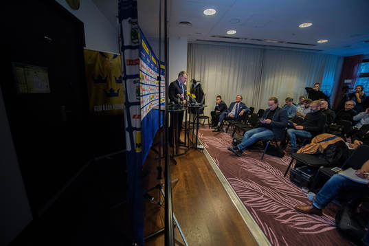 Förbundskapten Rikard Grönborg presenterar truppen till