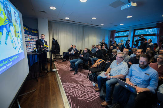 Förbundskapten Rikard Grönborg presenterar truppen till