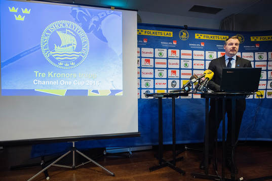 Förbundskapten Rikard Grönborg presenterar truppen till