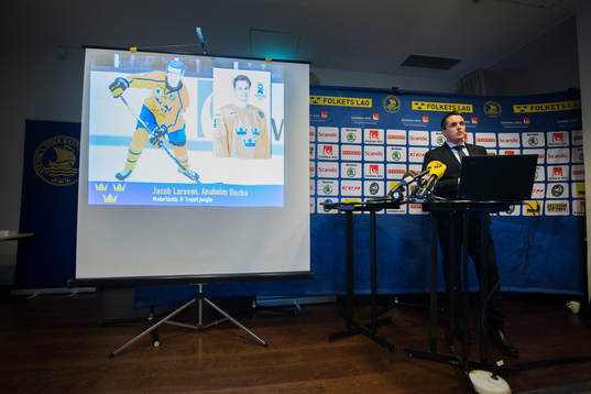 Förbundskapten Tomas Montén presenterar truppen för JVM