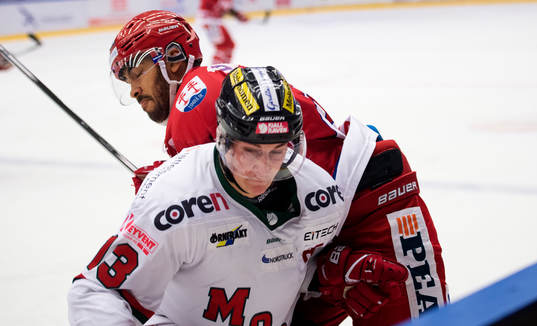 Timrås Jeremy Boyce-rotevall  tacklar Modos David Rundqvist